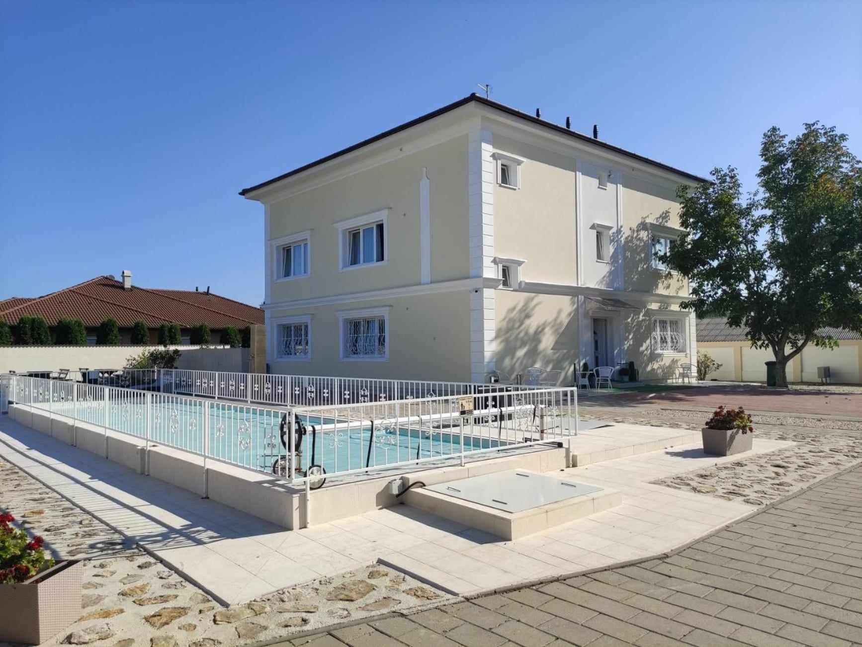 Kemence Csarda Es Szalloda Nyiregyhaza Exterior photo